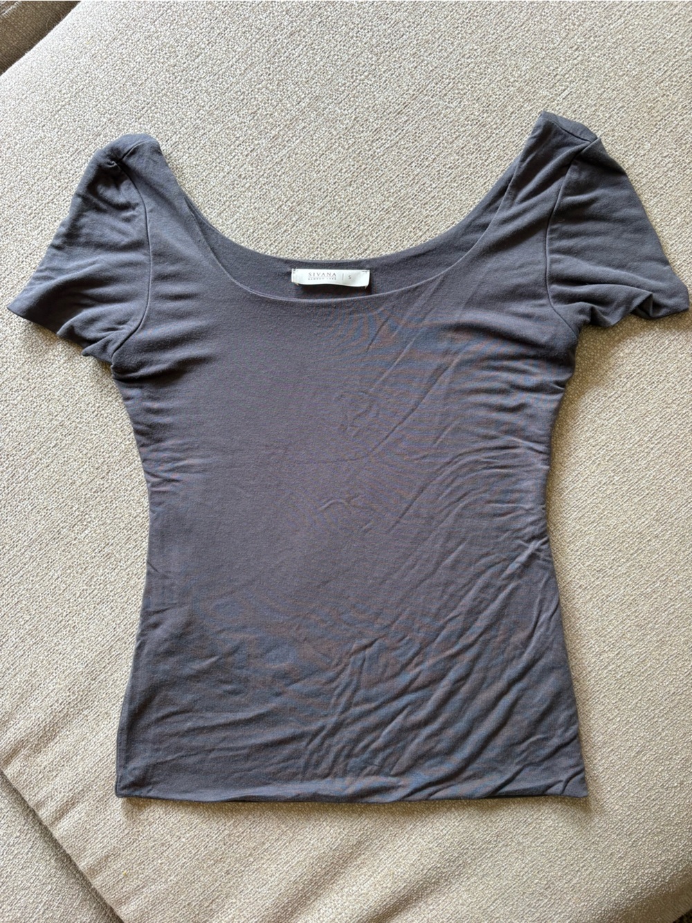Saivana Short Sleeve Scoop-Neck Slim Fit Tee in Charcoal